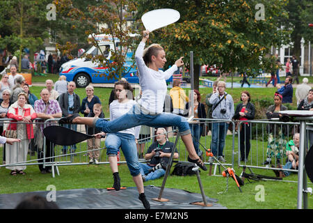 Great Yarmouth, UK. 20. September 2014. Sich dort Festival, Great Yarmouth. Die Allfrau Laufseil handeln "Drähte" aus dem Vereinigten Königreich im St.-Georgs-Park. Bildnachweis: Adrian Buck/Alamy Live-Nachrichten Stockfoto