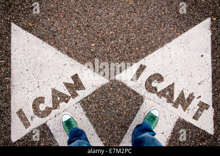 Ich kann und kann nicht Dilemma Konzept mit Mann Beine von oben stehend auf Anzeichen Stockfoto