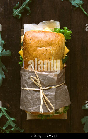 Traditionelle Itaian Panini Sandwich auf dem hölzernen Hintergrund von oben, selektiven Fokus Stockfoto