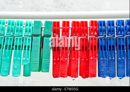 Bunte Wäscheklammern auf einer Linie mit Wassertropfen Stockfoto