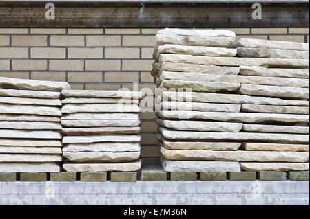 Stapel von Steinplatten in einem Baumarkt Stockfoto