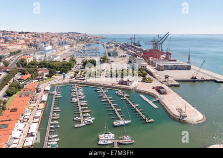 Hafen und Yachthafen am Tejo in Lissabon, Portugal Stockfoto