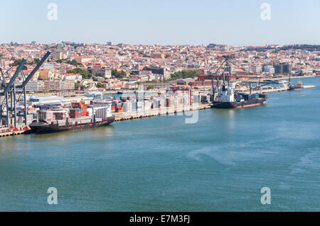 Containerschiffe am Terminal des Lissabon-Ports am Tejo laden Stockfoto