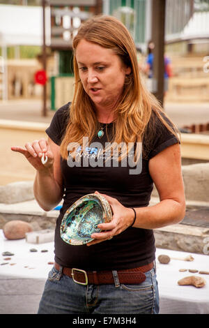 Eine Anthropologie Museumskurator zeigt ein Abalone-Muschel und ein Angelhaken aus Shell als Dozentin an einer Jugendgruppe auf der Juaneno-Indianer-Stamm in San Juan Capistrano, Kalifornien. Stockfoto