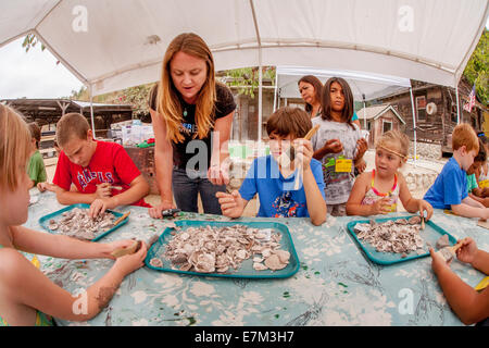 Eine Anthropologie Museumskurator veranschaulicht einer Jugendgruppe Midden oder alten "Hausmüll" analysieren, während Vorlesungen über die Geschichte der Juaneno-Indianer-Stamm in San Juan Capistrano, Kalifornien. Stockfoto