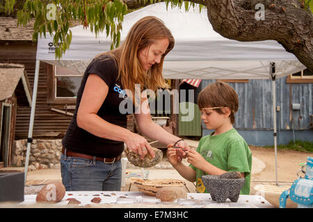 Eine Anthropologie Museumskurator zeigt eine Jugend Gruppe Mitglied Beispiele für indianische Schale Kunst während der Vorlesungen über die Geschichte der Juaneno-Indianer-Stamm in San Juan Capistrano, Kalifornien. Stockfoto