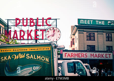 Pikes Place Market mit Meeresfrüchten LKW im Vordergrund Stockfoto