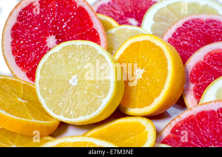 in Scheiben geschnittenen Zitronen, Grapefruit, Orangen Stockfoto