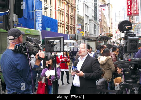 australischen Medien News-Moderatorin präsentiert live im George Street-Apple-Store auf dem Iphone Tag 6 geht auf den Verkauf, sydney Stockfoto