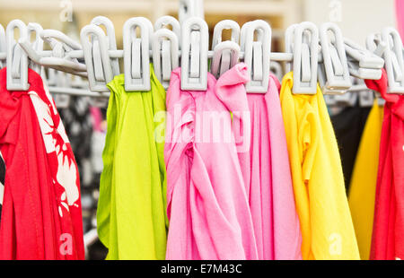 Lebendige bunten Schals hängen an einem Marktstand Stockfoto