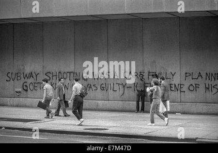 Graffiti an einer Wand in New York City im Jahr 1985 übt Kritik an Bernard Goetz die so genannte "Untergrundbahn Vigilante", die vier afroamerikanische Männern erschossen, die er behauptete versuchte, ihn zu berauben. Stockfoto