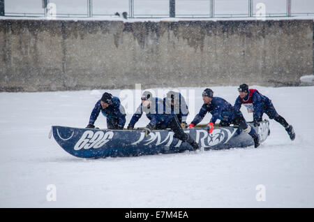 MONTREAL - 23. Februar 2013: PMT Roy Team nahe an der Ziellinie beim Montreal Eis Kanu Challenge am St.-Lorenz-Strom Stockfoto