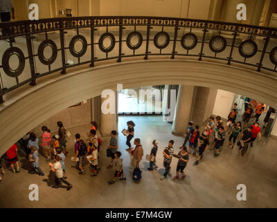 Eine jüdische Schule Reisegruppe führt durch die Rotunde des Boston Museum of Fine Arts. Stockfoto