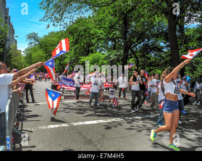 Die New York Puerto Rican Day Parade marschiert stolz auf der Fifth Avenue an einem Frühlingstag in Manhattan, New York City. Beachten Sie die Puerto-ricanische Flaggen. Stockfoto