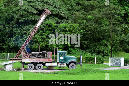 Alten Drilling Rig immer bereit, einen Brunnen in einer Farm zu bohren Stockfoto