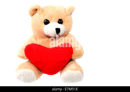 Kleinen Teddybär hält ein rotes Herz isoliert auf weiss mit Textfreiraum Stockfoto