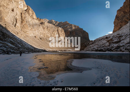 Trekker ist Fuß über den zugefrorenen Zanskar-Fluss während Chadar trek Stockfoto