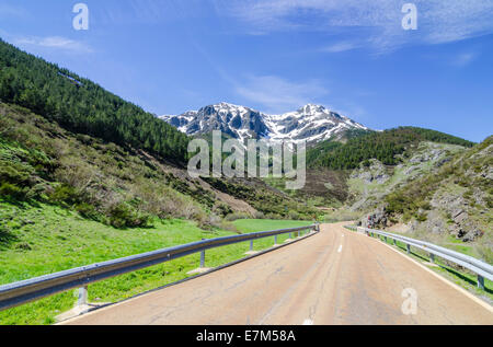 Leere Straße in der Nähe der Ortschaft Llanaves De La Reina, an der Grenze der Nationalpark Picos de Europa, Kastilien und León, Spanien Stockfoto