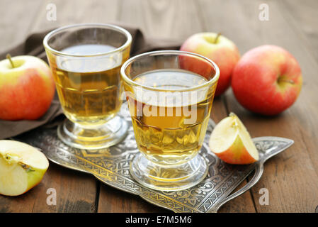 Apfelsaft mit frischen Äpfeln auf hölzernen Hintergrund Stockfoto