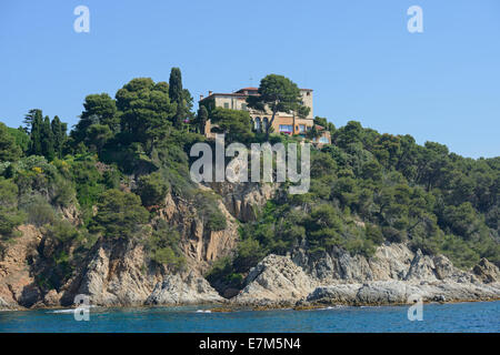 Ansicht der Villa Roviralta aus dem Meer in der Nähe von Felsen Illa des Bot, Costa Brava, Katalonien, Spanien. Stockfoto