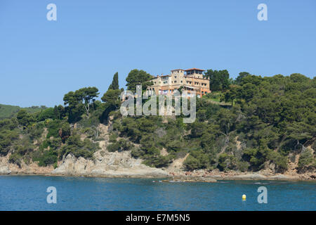 Ansicht der Villa Roviralta aus dem Meer in der Nähe von Felsen Illa des Bot, Costa Brava, Katalonien, Spanien. Stockfoto