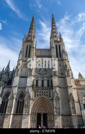 die Türme der historischen Kathedrale des Heiligen Andreas in Bordeaux Frankreich zu erreichen, in den Himmel Stockfoto