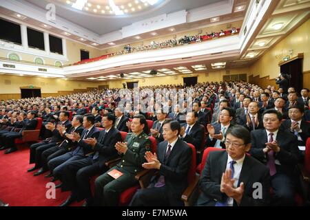 Peking, China. 21. Sep, 2014. Delegierten teilnehmen eine Konferenz anlässlich des 65. Jahrestages der Gründung der das chinesische Volk politischen Beratenden Konferenz (CPPCC), politische beratendes Gremium des Landes, in Peking, Hauptstadt von China, 21. September 2014. © Liu Weibing/Xinhua/Alamy Live-Nachrichten Stockfoto