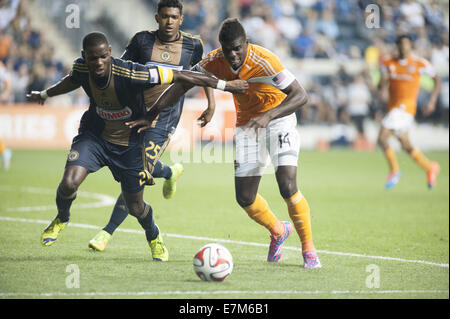 Chester, Pennsylvania, USA. 20. Sep, 2014. Philadelphia Gewerkschaften MAURICE EDU (21) kämpft Houston Dynamo JASON JOHNSON (14), wie die Seiten zu einem 0: 0 zu kämpfen im PPL Park in Chester Pa Kredit binden: Ricky Fitchett/ZUMA Draht/Alamy Live News Stockfoto