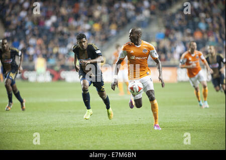 Chester, Pennsylvania, USA. 20. Sep, 2014. Philadelphia Gewerkschaften SANNON WILLIAMS (25) kämpft Houston Dynamo OMAR CUMMINGS (7), wie die Seiten zu einem 0: 0 zu kämpfen im PPL Park in Chester Pa Kredit binden: Ricky Fitchett/ZUMA Draht/Alamy Live News Stockfoto