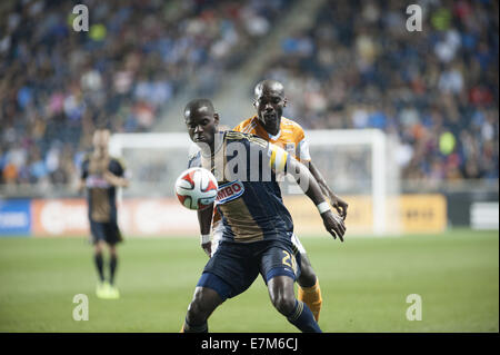 Chester, Pennsylvania, USA. 20. Sep, 2014. Philadelphia Gewerkschaften MAURICE EDU (21) kämpft Houston Dynamo DAMARCUS BEASLEY (21), wie die Seiten zu einem 0: 0 zu kämpfen im PPL Park in Chester Pa Kredit binden: Ricky Fitchett/ZUMA Draht/Alamy Live News Stockfoto