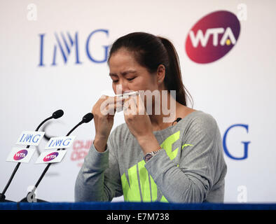 Peking, China. 21. Sep, 2014. Berühmte chinesische Tennisspielerin Li Na reagiert auf ihre Pensionierung Pressekonferenz in Peking, Hauptstadt von China, 21. September 2014. Chinas erste und nur Grand Slam Sieger Li Na kündigte offiziell ihren Rücktritt am 19. Sept. chinesische Tennis, die Sehnsucht nach dem nächsten Superstar verlassen. © Chen Yehua/Xinhua/Alamy Live-Nachrichten Stockfoto