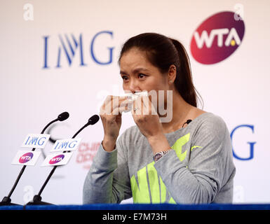 Peking, China. 21. Sep, 2014. Berühmte chinesische Tennisspielerin Li Na reagiert auf ihre Pensionierung Pressekonferenz in Peking, Hauptstadt von China, 21. September 2014. Chinas erste und nur Grand Slam Sieger Li Na erklärte offiziell ihren Rücktritt am Freitag, chinesische Tennis, die Sehnsucht nach dem nächsten Superstar verlassen. © Chen Yehua/Xinhua/Alamy Live-Nachrichten Stockfoto