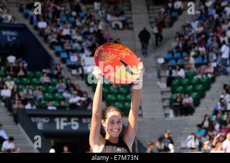 Tokio, Japan. 21. Sep, 2014. Ana Ivanovic Serbien feiert während der Verleihung der Toray Pan Pacific Open Tennisturnier in Tokio, Japan, 21. September 2014. Ivanovic gewann den ersten Platz, gefolgt von Caroline Wozniacki Dänemark als die zweite. Bildnachweis: Stringer/Xinhua/Alamy Live-Nachrichten Stockfoto