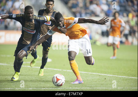 Chester, Pennsylvania, USA. 20. Sep, 2014. Philadelphia Gewerkschaften MAURICE EDU (21) kämpft Houston Dynamo JASON JOHNSON (14), wie die Seiten zu einem 0: 0 zu kämpfen im PPL Park in Chester zu binden. © Ricky Fitchett/ZUMA Draht/Alamy Live-Nachrichten Stockfoto