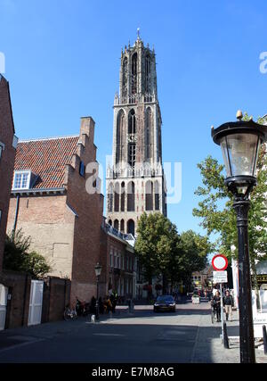 Der kultige 112m hohen Domturm (Domtoren) in Utrecht, die Niederlande, von Lange Nieuwstraat gesehen Stockfoto