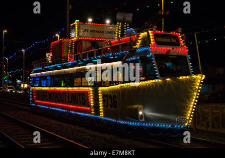 Blackpool Illuminations. Die berühmten beleuchtete Straßenbahnen, dieses in Form eines Ozeandampfers Stockfoto