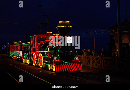 Blackpool Illuminations. Die berühmten beleuchtete Straßenbahnen, dieses in Form eines us Dampflok Stockfoto