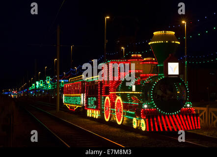 Blackpool Illuminations. Die berühmten beleuchtete Straßenbahnen, dieses in Form eines us Dampflok Stockfoto