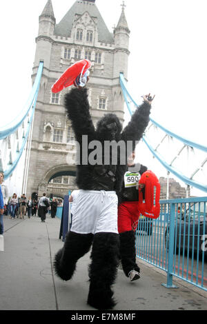 London, UK. 20. Sep, 2014. Ein Teilnehmer führt über die Tower Bridge während der 11. "Great Gorilla Run" in London, England am 20. September 2014. Hunderte von Menschen in Gorilla-Kostümen nahmen an der 8km Great Gorilla Run organisiert von der Gorilla-Organisation mit dem Ziel, Geld zu helfen, Leben zu retten und bewahren die Lebensräume des Gorillas in Afrika, die als bedrohte Art gelten. © Bimal Gautam/Xinhua/Alamy Live-Nachrichten Stockfoto