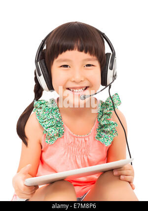 Nahaufnahme von Happys kleine Studentin hält ein Tablet mit Kopfhörer. isoliert auf weißem Hintergrund Stockfoto