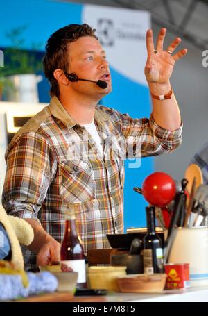 Jamie Oliver Kochen Demo in der großen Küche auf die großen Feastival statt am Alex James? Bauernhof in der Nähe von Kingham, Oxfordshire 09.01.2012 Stockfoto