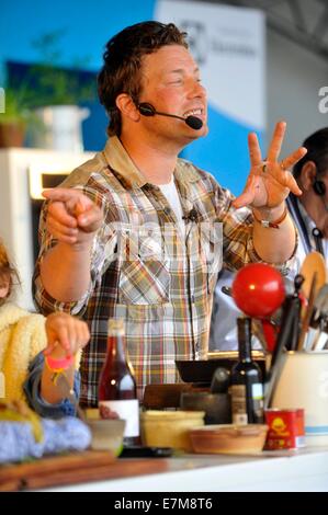 Jamie Oliver Kochen Demo in der großen Küche auf die großen Feastival statt am Alex James? Bauernhof in der Nähe von Kingham, Oxfordshire 09.01.2012 Stockfoto