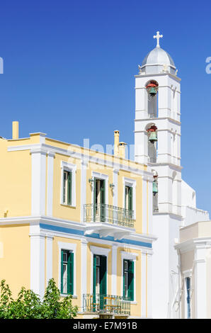 Kirche bell Turm von St. Nikolaus neben einem renovierten Haus in Tinos-Stadt, Insel Tinos, Kykladen, Griechenland Stockfoto