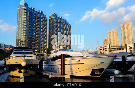 Neue Luxus Hochhaus Wohnimmobilien auf Aberdeen Marina und Yacht Club, Hong Kong, China. Stockfoto