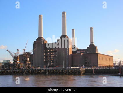 Alte Kohle-Kraftwerk mit Chimenys am Wasser Stockfoto