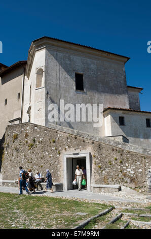 Touristen in Sacro Monte Wallfahrtskirche, Varese, Lombardei, Italien Stockfoto