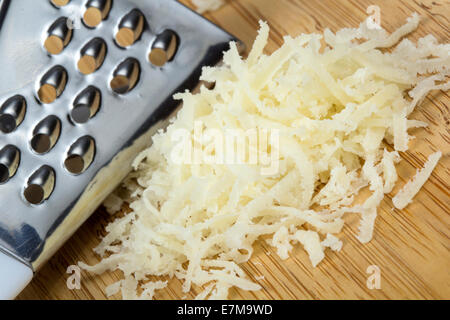 Nahaufnahme von etwas frisch geriebener Parmesan-Käse Stockfoto