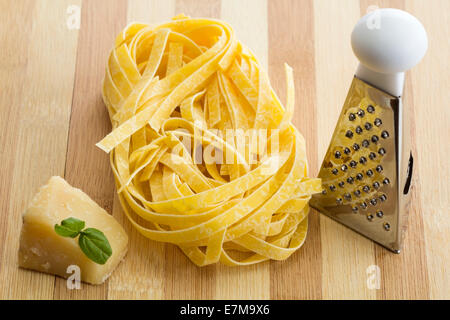 Italienische Pasta mit Zutaten auf einem Holzbrett Stockfoto