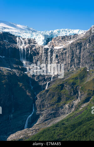 Schmelzende Gletscher vom Oldevatnet See in der Nähe von Olden aus Nordfjord, Norwegen zu sehen. Stockfoto