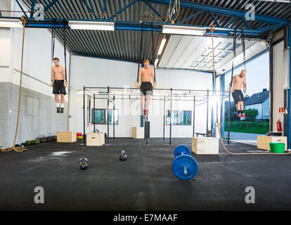 Sportler trainieren auf Gymnastik Ringen Stockfoto